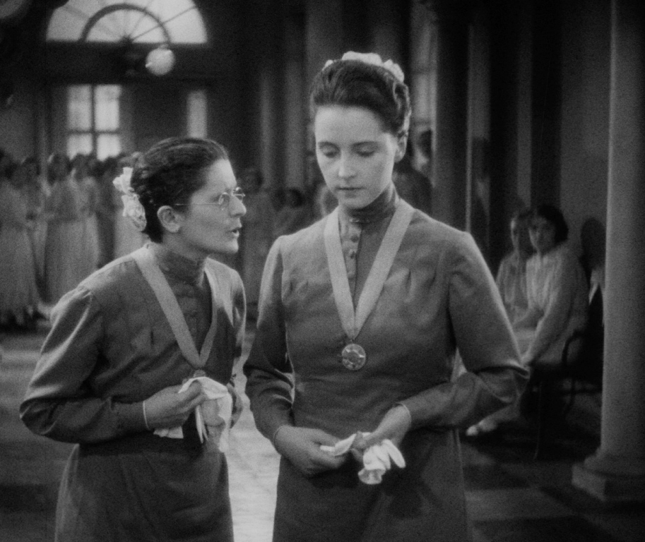Photo of two women talking in the movie "Mädchen in Uniform"